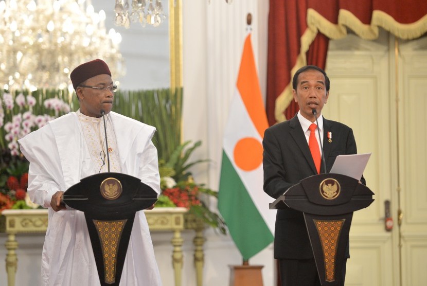 Presiden Joko Widodo (kanan) dan Presiden Republik Niger Mahamadou Issoufou  (kiri) memberikan keterangan kepada wartawan seusai melakukan pertemuan bilateral di Istana Merdeka, Jakarta, Senin (16/10). 