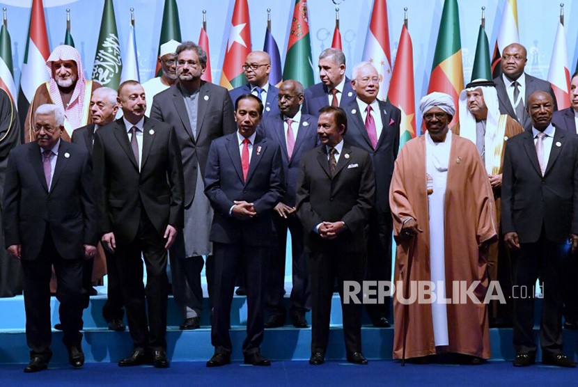 Presiden Joko Widodo menghadiri KTT luar biasa OKI di Istanbul, Turki, Rabu (13/12).