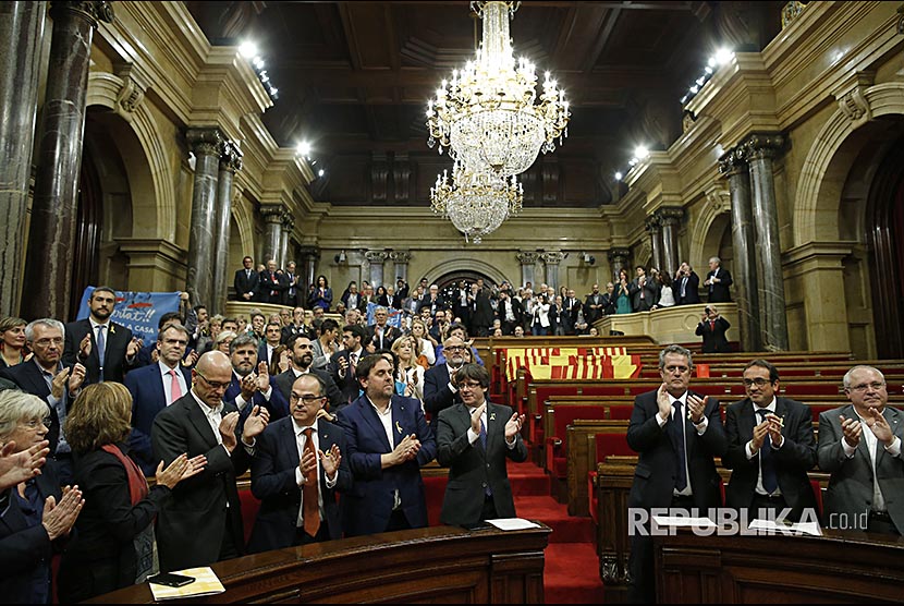 Presiden Katalunya Carles Puigdemont bertepuktangan usai voting pendeklarasian kemerdekaan Katalunya.