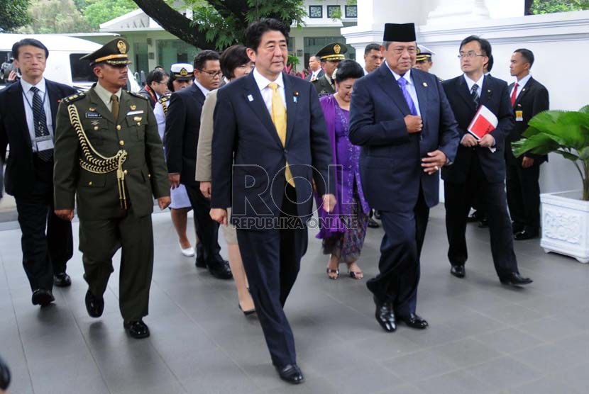   Presiden Republik Indonesia Susilo Bambang Yudhoyono dan Perdana Menteri Jepang Shinzo Abe (ketiga kiri) berjalan memasuki Istana Negara,Jakarta,Jumat (18/1).(Republika/Aditya Pradana Putra)