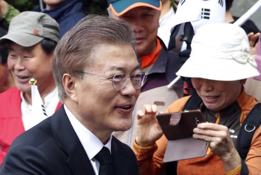 Presiden terpilih Korea Selatan Moon Jae-in menyapa tetangga dan pendukungnya saat meninggalkan rumah di Seoul, Korea Selatan, Rabu, 10 Mei 2017.