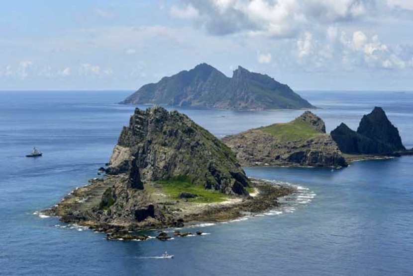  Pulau Minamikojima (depan), Kitakojima (kanan tengah) dan Uotsuri (belakang) yang terletak di Laut Cina Timur, di Jepang disebut pulau Senkaku sedangkan di Cina Diaoyu.