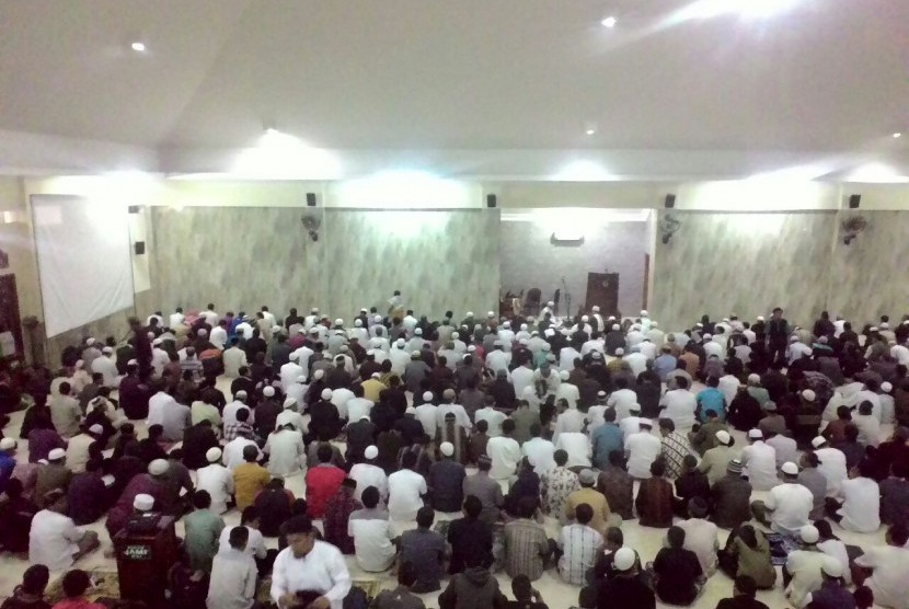 Ribuan jamaah mengikuti shalat Subuh berjamaah di Masjid MUI Semanggi, Solo.