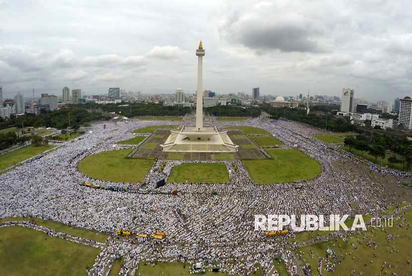 Ribuan umat Islam melaksanakan salat Jumat saat Aksi Bela Islam III di kawasan silang Monas, Jakarta, Jumat (2/12). 