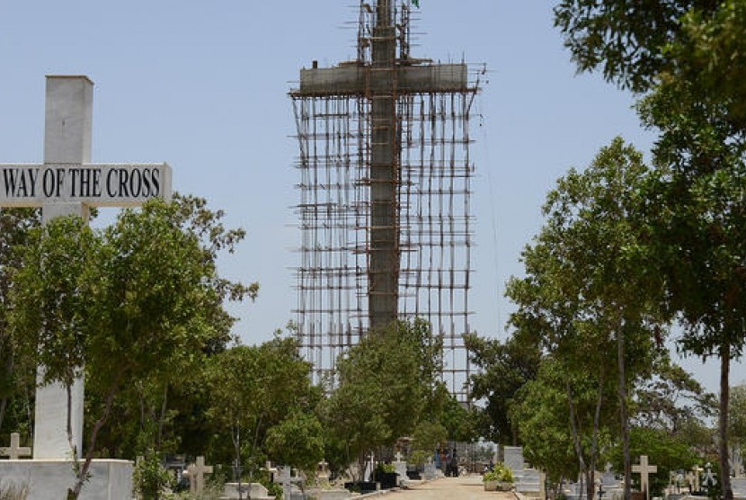 Salib raksasa yang dibangun Parvez Henry Gill di Karachi.