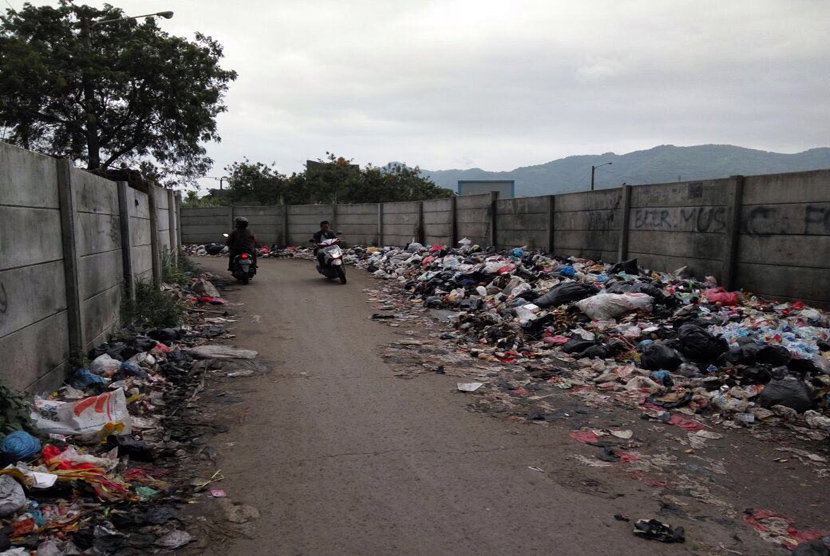 Sampah di jalur masuk terminal Baleendah, Kabupaten Bandung semakin menumpuk. Sudah satu pekan sejak diberitakan belum ada upaya dari dinas terkait untuk mengangkut sampah.