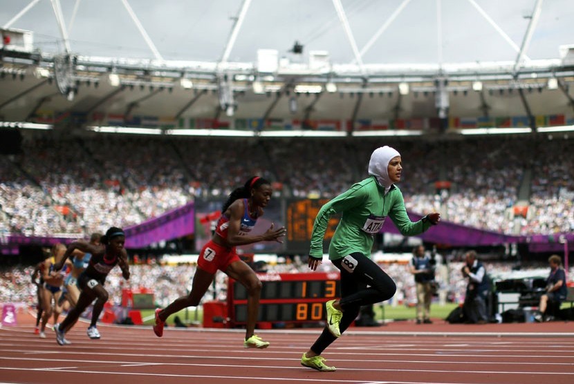  Sarah Attar saat mulai bertanding pada babak penyisihan lari 800m putri di Stadion Olympic, London, Rabu (8/8).  (Lucy Nicholson/Reuters)