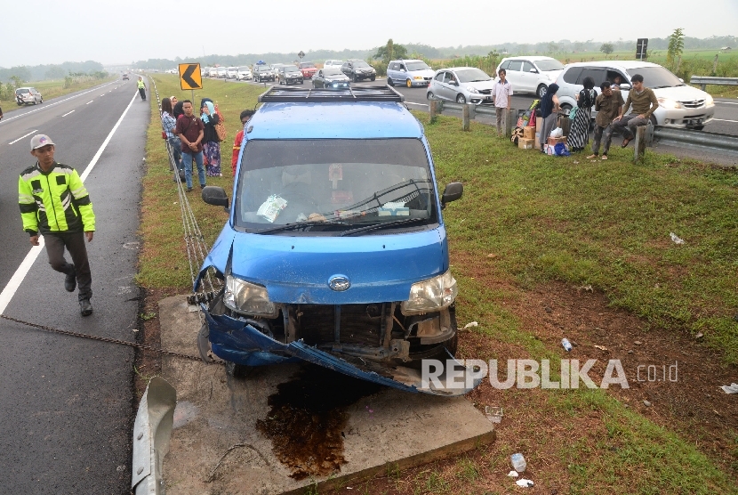 Mobil Minibus Alami Kecelakan Tunggal Di Tol Cipali Republika Online