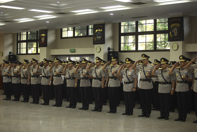 Sejumlah Pejabat Tinggi Polri mengikuti acara Serah Terima Jabatan Pejabat Tinggi Polri dan Kapolda di Ruptama Mabes Polri, Senin (11/1).