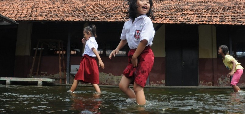 Cerianya Anak Sd Belajar Sekolah Atas Air Asalasah Gambar Mandi