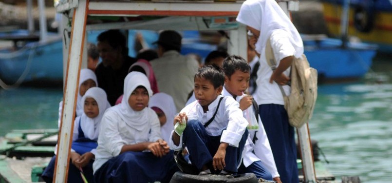 Sejumlah siswa sekolah naik di atas perahu pulang ke pulau di Kepulauan Seribu dari Dermaga Pulau Pramuka, Jakarta, Jumat (17/2). (Republika/Wihdan Hidayat)