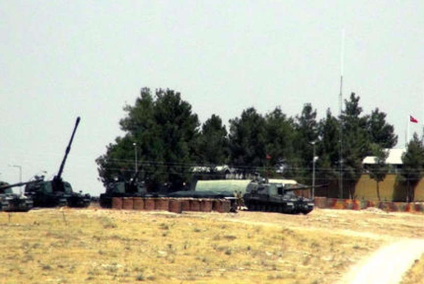 Sejumlah tank Turki ditempatkan dekat perbatasan Suriah di Karkamis, Turki. 