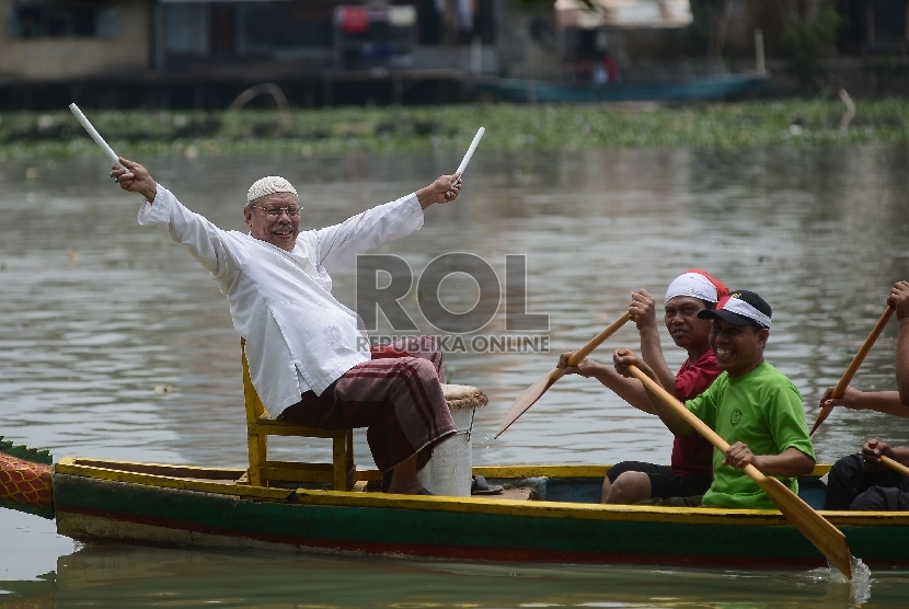 Sejumlah warga mengikuti lomba dayung pada Festival Perahu Naga di Situ Rawa Besar, Kampung Lio, Pancoran Mas, Depok, Jawa Barat, Ahad (8/11).  (Republika/Raisan Al Farisi)
