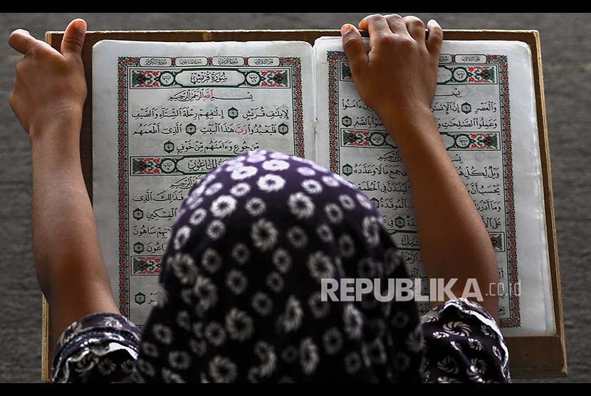 Seorang anak perempuan membaca Alquran di Masjid Usman bin Affan, Khan Younis di Jalur Gaza, Palestina.