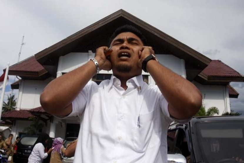 Seorang anggota DPRK Banda Aceh mengumandangkan azan saat gempa kuat melanda Banda Aceh di banda Aceh, Rabu (11/4),