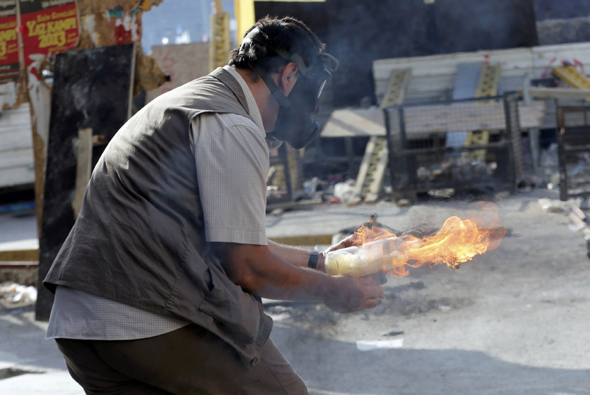 ... di Taksim Square di Istanbul,Turki, Selasa (11/6). (Reuters/Murad