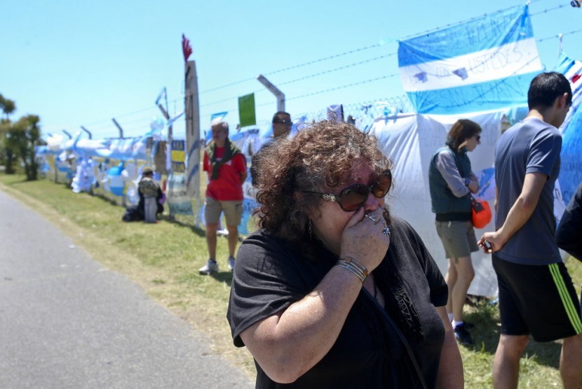 Seorang perempuan menangis di depan pagar Pangkalan Angkatan Laut Argentina Mar de Plata setelah mendengar pengumuman terdapat suara ledakan di lokasi kapal selam ARA San Juan yang hilang, Kamis (23/11).