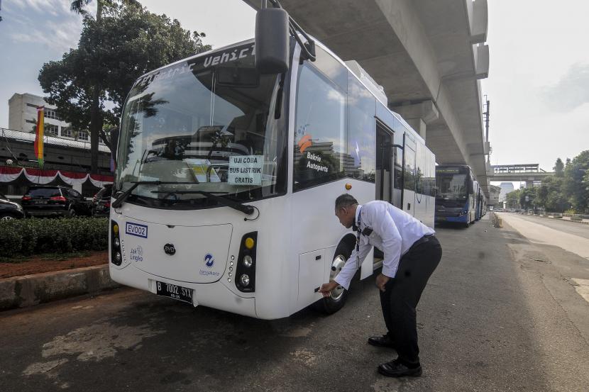 Transjakarta Uji Coba Bus Listrik Rute Balai Kota Blok M