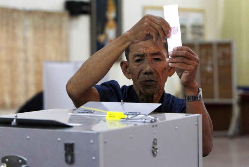 Seorang warga Kamboja memberikan suaranya saat pemilihan senat di tempat pemungutan suara di Takhmau di Provinsi Kandal, tenggara Phnom Penh, Kamboja, Ahad (25/2).