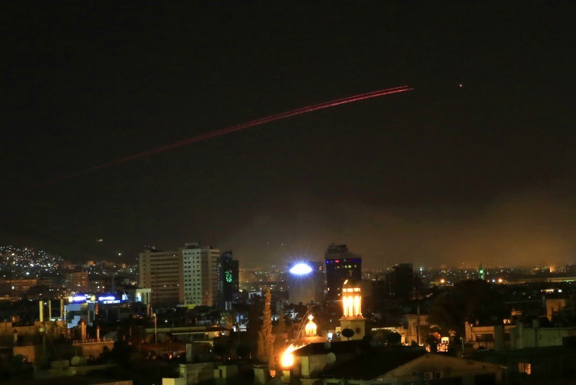 Tembakan anti-pesawat tempur terlihat di langit Damaskus setelah AS meluncurkan serangan di Suriah, pada Sabtu dini hari (14/4). Donald Trump mengumumkan serangan udara ke Suriah sebagai tanggapan atas dugaan serangan senjata kimia. 