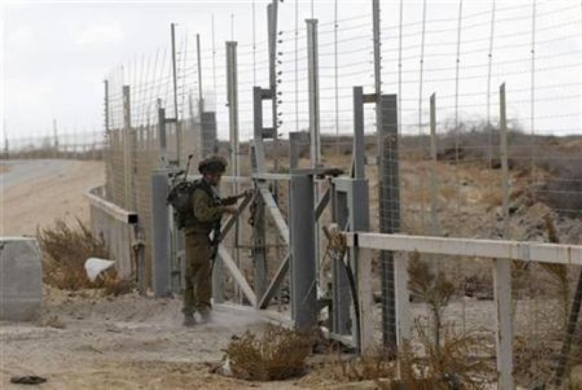 Tentara Israel menutup gerbang pagar perbatasan antara Israel dan Jalur Gaza dekat perbatasan Erez. Perusahaan Israel menyatakan siap membangun dinding di perbatasan AS-Meksiko.