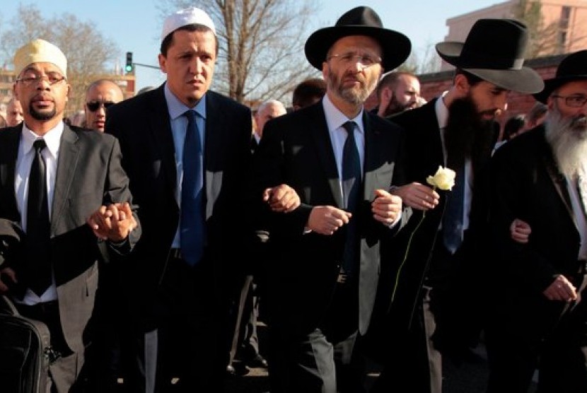 Umat Muslim, Kristen dan Yahudi berjalan bersama dalam diam memprotes pembunuhan di Toulose, kota simbol toleransi di Prancis. Toleransi adalah sikap yang sangat dianjurkan Nabi Muhammad (Ilustrasi)