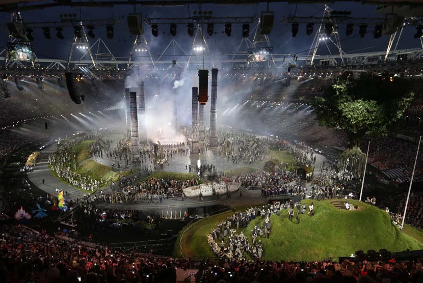 Upacara pembukaan Olimpiade 2012 di Olympic Park, London, Sabtu (28/7) dini hari WIB. (Markus Schreiber/AP)