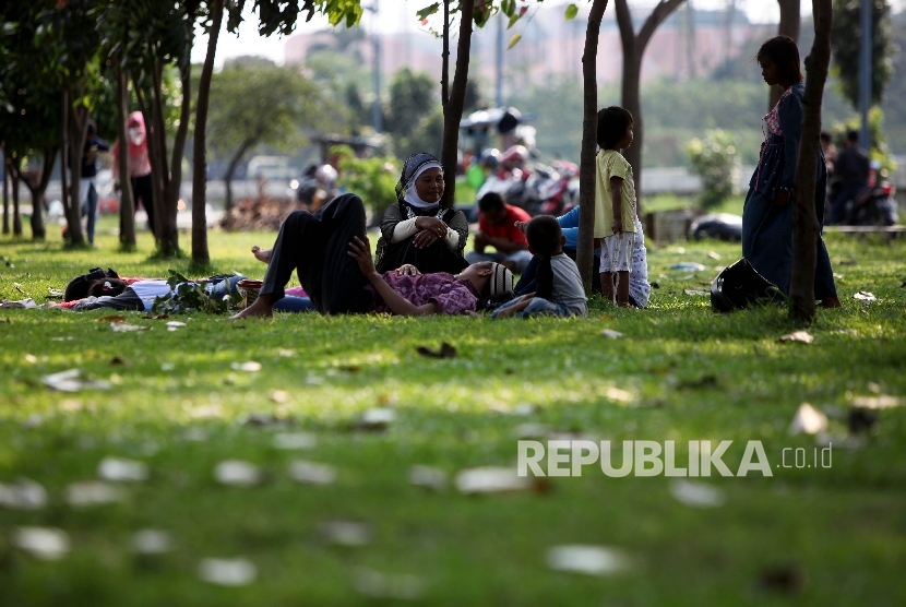 Warga Menikmati Sore Hari Di Ruang Terbuka Hijau Waduk Pluit