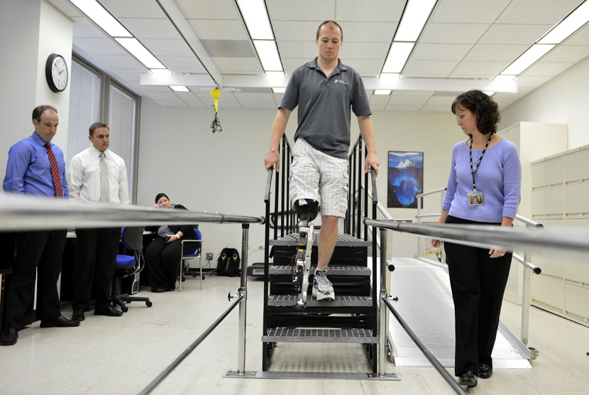  Zac Vawter, relawan uji coba kaki palsu didampingi terapis tengah berlatih berjalan dengan kaki eksperimental 