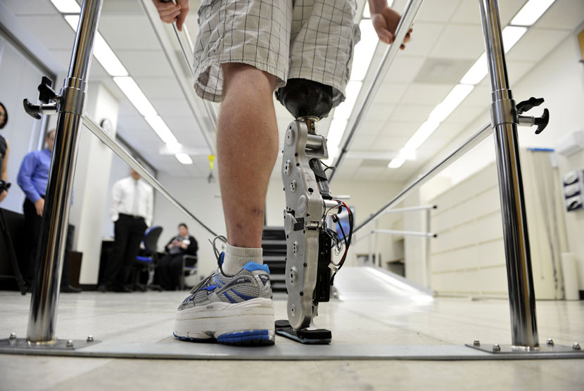  Zac Vawter, relawan uji coba kaki palsu tengah berlatih berjalan dengan kaki eksperimental 