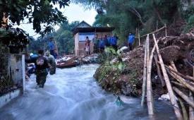 In Picture: Tanggul Kali Laya Jebol, Puluhan Rumah di Depok Terendam 