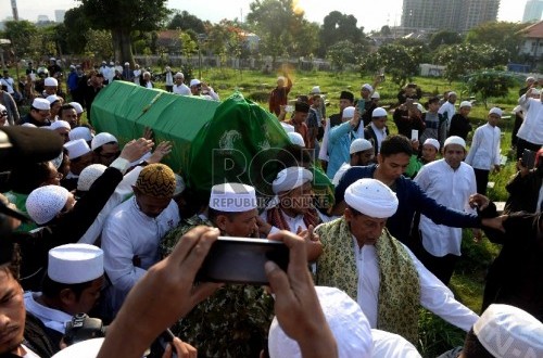 ... Jamaah Mengiringi Pemakaman Almarhum Habib Selon | Republika Online