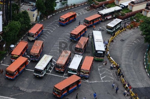 sejumlah-angkutan-umum-menunggu-penumpang-di-terminal-blok ...