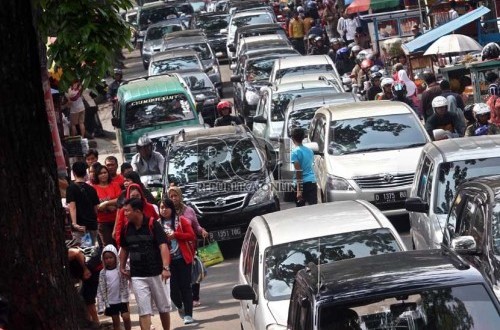 sejumlah-kendaraan-terjebak-kemacetan-saat-melintasi-kawasan-toko ...