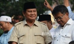 Prabowo Sujud Syukur Usai Umumkan Unggul 62 Persen