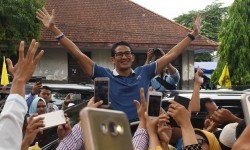 Momen Sandi Resmikan Posko Pemenangan dari Dalam Mobil