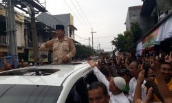 Relawan Jokowi Sambut Kedatangan Prabowo di Surabaya