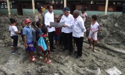 Jokowi Kunjungi Sekolah Korban Banjir Bandang di Hinekombe