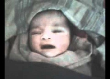 Begitu lahir, bayi ajaib anak pasangan Khoda Box dan Rozena Begum itu bisa mengucapkan nama &quot;Allah&quot; secara jelas. - bayi-ajaib-_120208152003-974