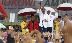 Jokowi Kampanyekan Tiga Kartu di Lapangan Karebosi