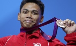 Indonesia&#39;s Irawan Eko Yuli poses with his bronze medal in the podium of the men&#39;s 62Kg - indonesia-s-irawan-eko-yuli-poses-with-his-bronze-medal-_120731200936-649