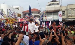 Hadiri Karnaval, Jokowi dan Kiai Maruf Naik Kereta Kencana 