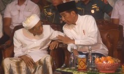 Doakan Jokowi Menang Pilpres, Mbah Moen: <em>Jaa'a qowiyyun</em>