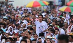 Jokowi Jalan Pagi dan Traktir Warga Kendari Makan Bakso