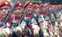 Sejumlah prajurit Kopassus mengikuti defile di upacara HUT ke-69 TNI di Dermaga Ujung, Koarmatim, Surabaya, Selasa (7/10).