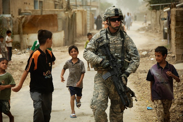 Pasukan AS di tengah-tengah masyarakat Irak   (newsantiwar)