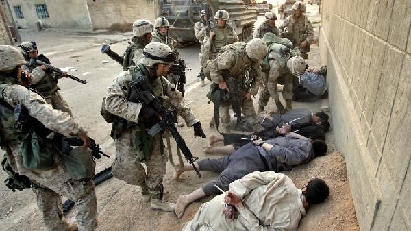  Pasukan AS sedang menggeledah warga Irak 