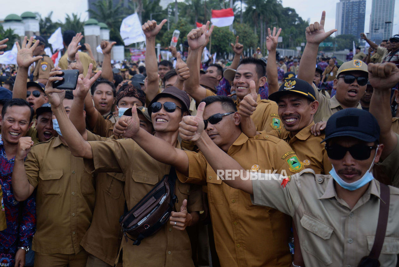 Ribuan Perangkat Desa Demo Di Depan Gedung Parlemen