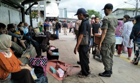 [1:17 PM, 11/7/2017] +62 818-268-853: Pedagang Kaki Lima (PKL) kawasan Tanah Abang menyingkir saat ditertibkan petugas Satpol PP, Selasa (7/11). 