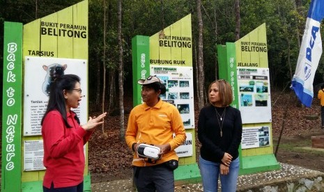 (1) Executive Vice President CSR BCA. Inge Setiawati (kiri), Adie Darmawan (Penanggung Jawab Bukit Peramun (tengah), Exevutive Vice President Secretariat and Corporate Communication, Hera F Haryn berbincang saat kunjungan ke Desa Wisata Bukit Peramun, Belitung, Sabtu (9/11/2019).  